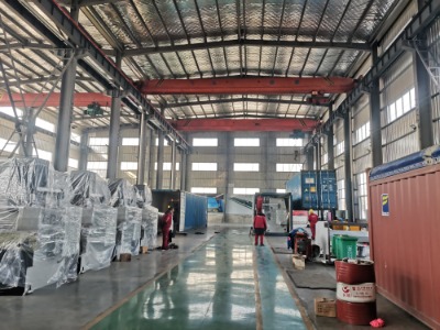 Kako ovaj veliki stroj za savijanje podnosi kompenzaciju krunjenja za otklon preko cijele duljine savijanja?